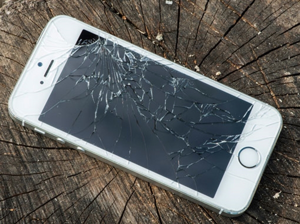 broken-iphone-editorial-only-