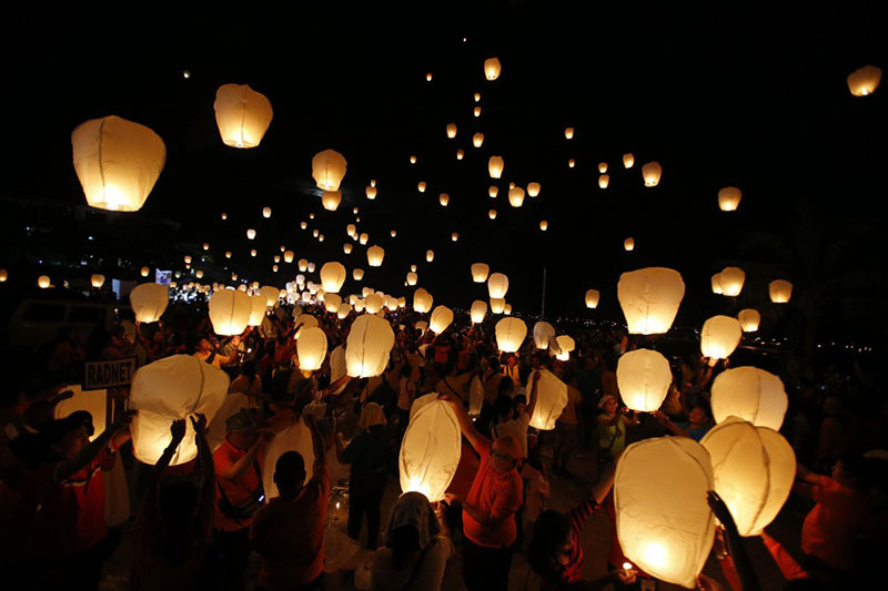 typhoon-survivors-rescuers-and-aid-workers-in-tacloban-city-release-sky-lanterns-to-commemorate-the-victims-who-perished-during-the-onslaught-of-typhoon-haiyan-in-this-photo-taken-on-november-8-2014-candles