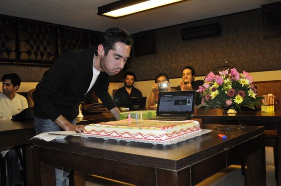 آرش زاد و کیک جشن تولد وبلاگینا