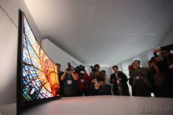Samsung-Curved-OLED-TV-02