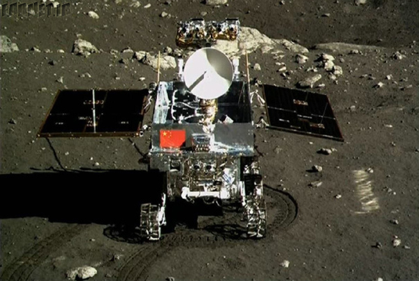 Yutu-rover-on-the-moon-01