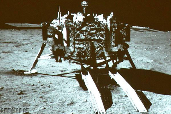 Yutu-rover-on-the-moon-02