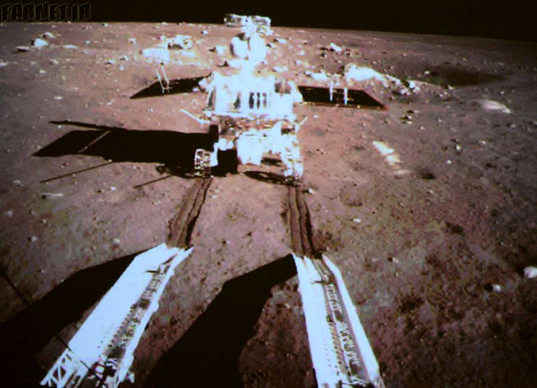 Yutu-rover-on-the-moon-03