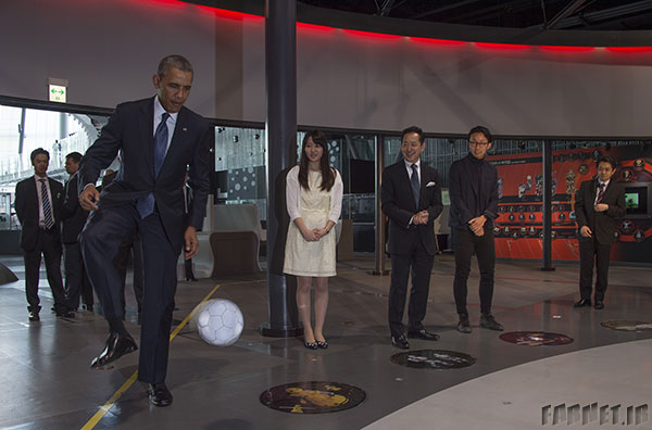 Obama Plays Soccer With Robot  02