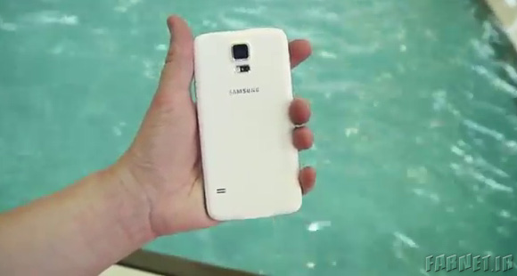 Samsung-Galaxy-S5-extreme-pool-water-test