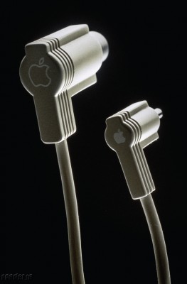 These-kind-of-look-like-the-ancestor-to-the-EarPods-in-earphones-but-it-turns-its-actually-nothing-more-than-a-power-cable-of-some-sort.
