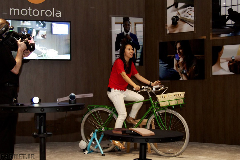 در این صحنه حتی یک دوچرخه برای نمایش قابلیت مسیریابی موتو 360 قرار گرفته بود.