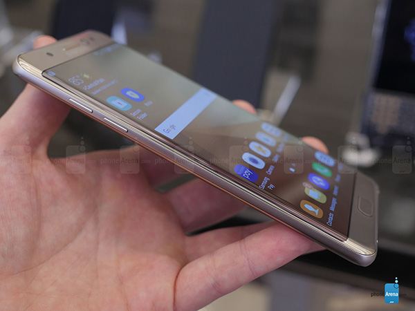First-Note-with-a-flexible-curved-display