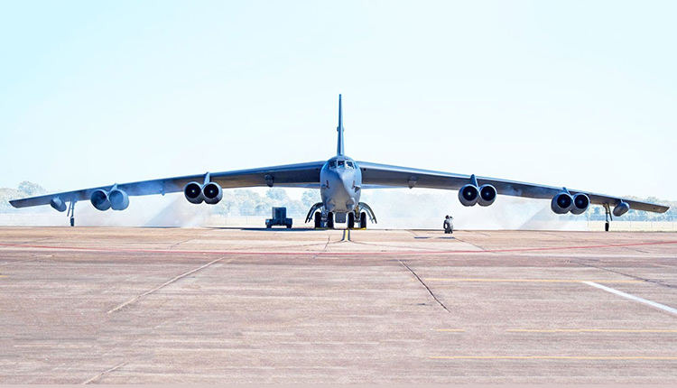 بمب افکن b52